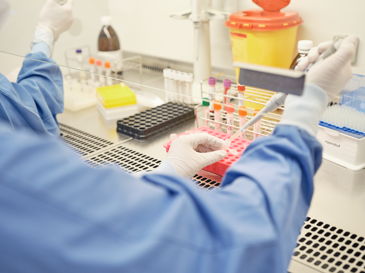 Pipettieren in der Serologie am Standort Ried